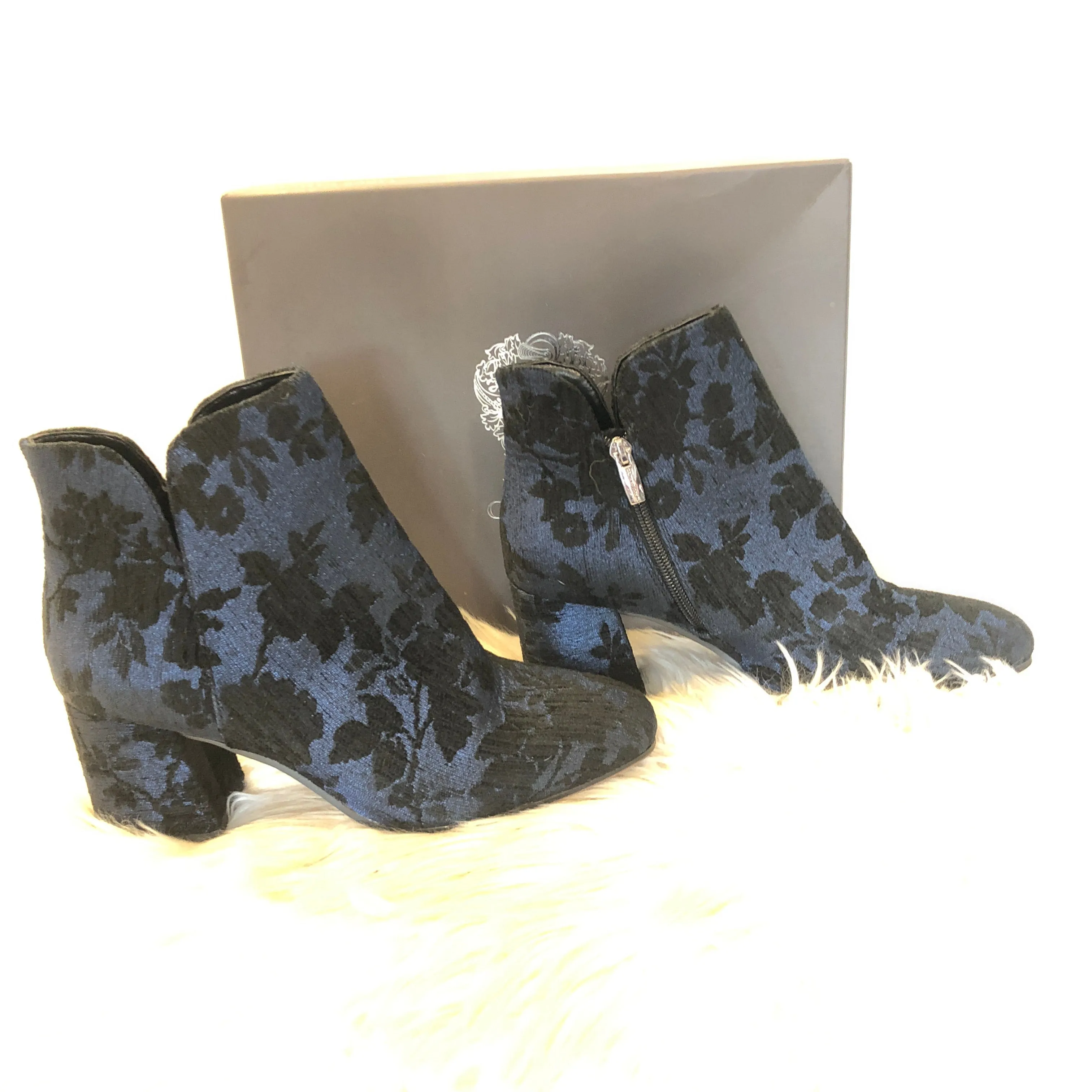 VINCE CAMUTO NEW SIZE 9 BOOTIES