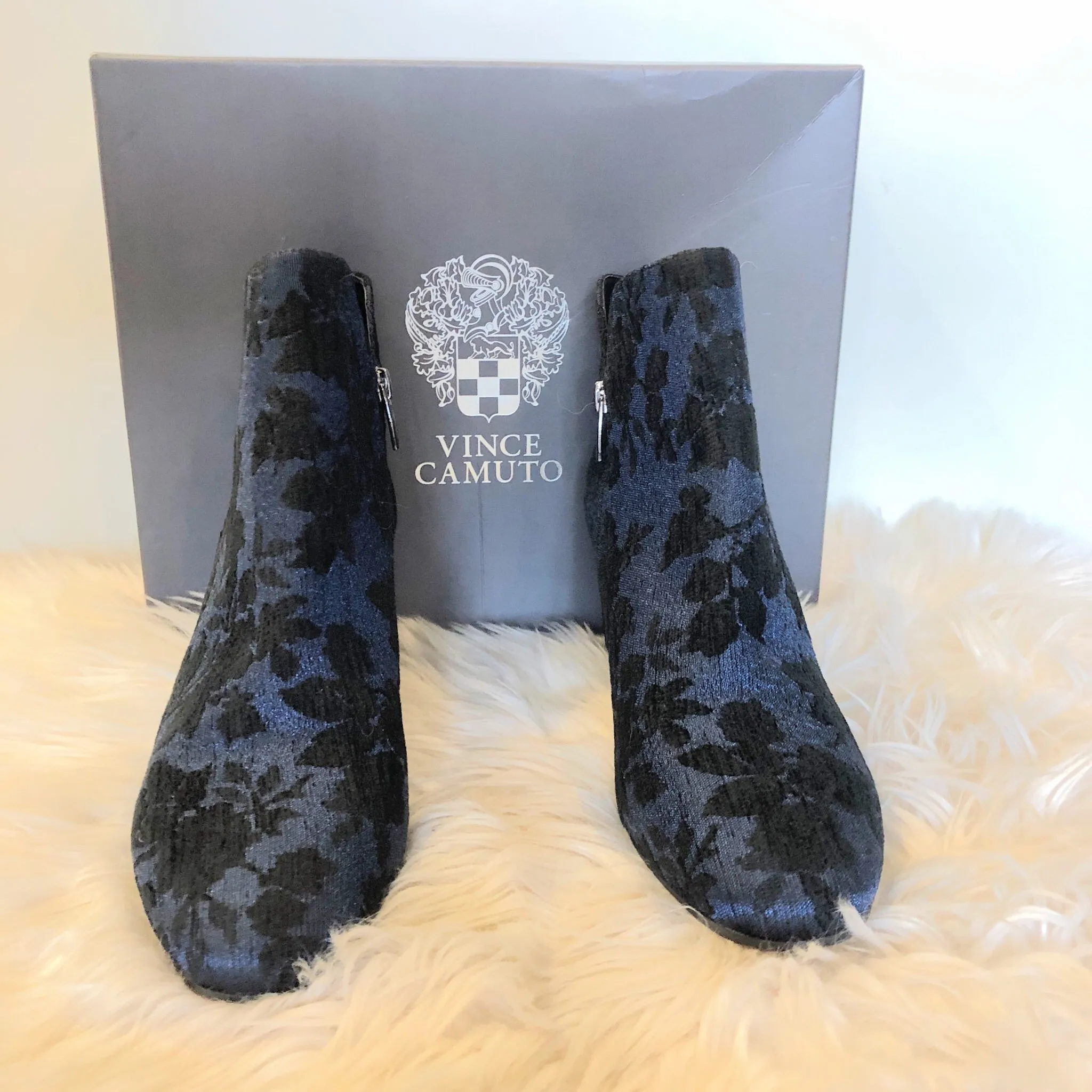 VINCE CAMUTO NEW SIZE 9 BOOTIES